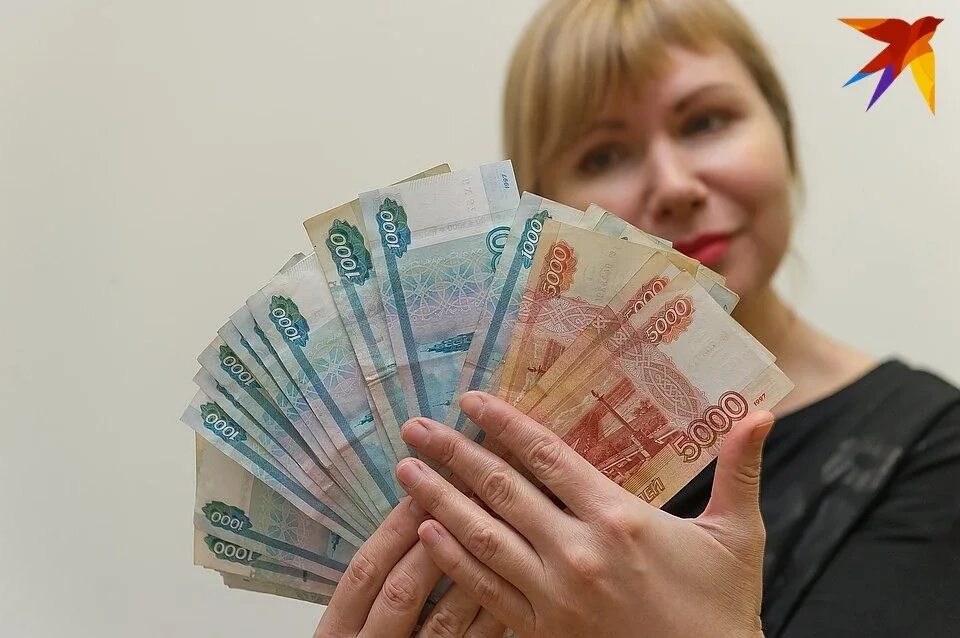 Зарплата. Миллион рублей в руках. Пересчитывает деньги. Деньги в руках. Ненастоящие деньги.