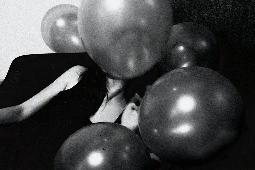 Песня house of balloons glass table girls. House of Balloons the Weeknd. House of Balloons the Weeknd Art. The Weeknd House of Balloons Wallpaper. Dust out of Balloons.