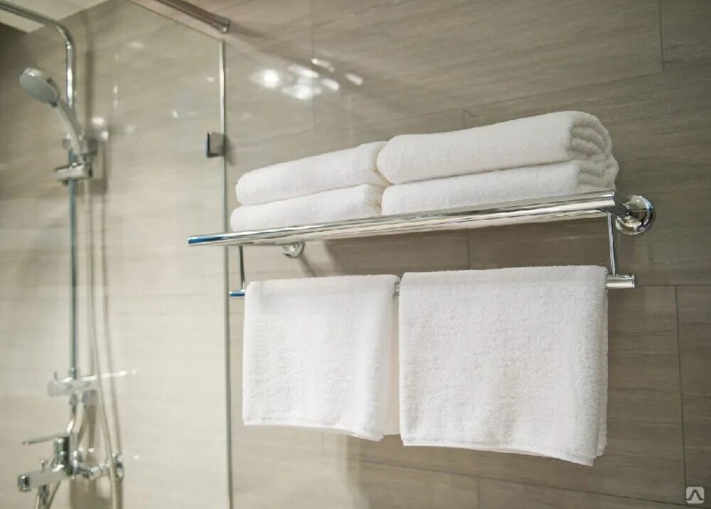 Высота полотенец в ванной. Полотенца в ванной. Полотенца в интерьере. Полотенцедержатели для ванной комнаты. Штанга для полотенец в ванную.