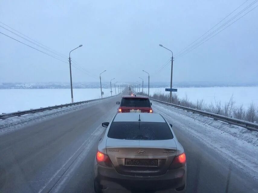Пробка на мосту пермь. Чусовской мост пермь пробки. пробка на чусовском мосту. пробка на чусовском мосту пермь сейчас. мост пробка зимой.