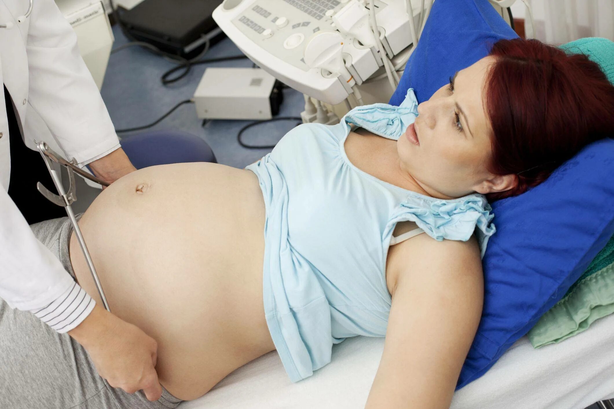 Схватки стоя. Осмотр беременных. Осмотр беременной женщины. Беременна женщены рожают. Фотосессия перед родами.
