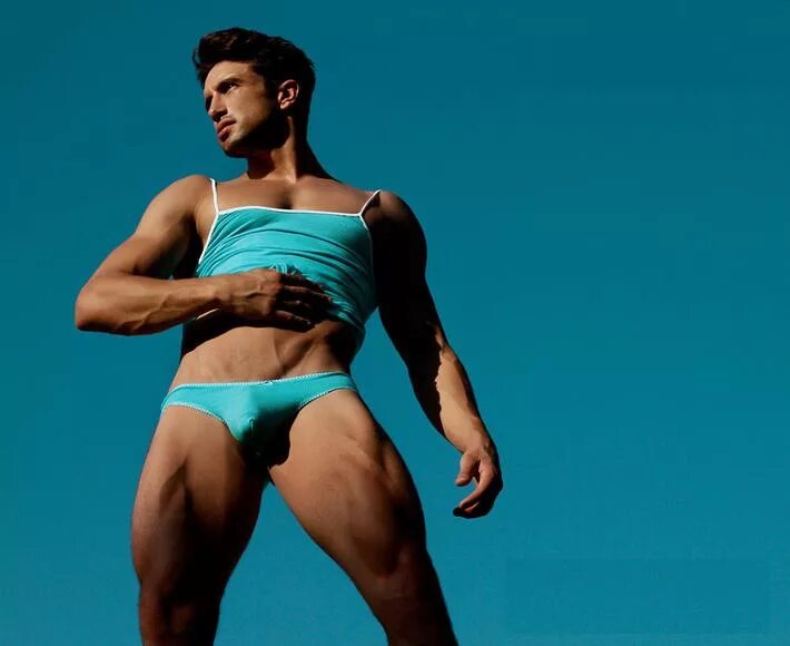 мужчина в женском купальнике. мужчина и женщина с красивой фигурой. красивые спортивные пары. спортивные мужчина и женщина. мужчина и женщина страсть.