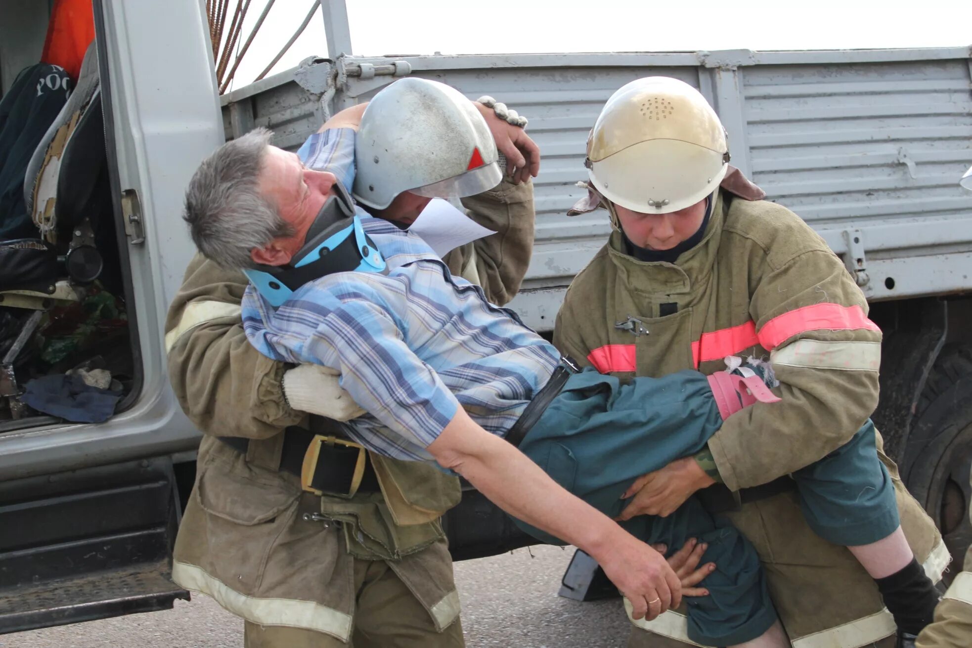 Одежду раненых. Оказание помощи пострадавшим. Пожарные спасают людей. Пожарный с пострадавшим. Оказание первой помощи спасателями.