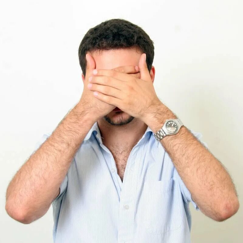 Покрасневший человек. Стеснительный человек. Скромный парень. Стеснительный парень. Стеснительный подросток.