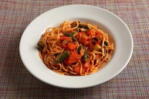 Макароны отварные с овощами