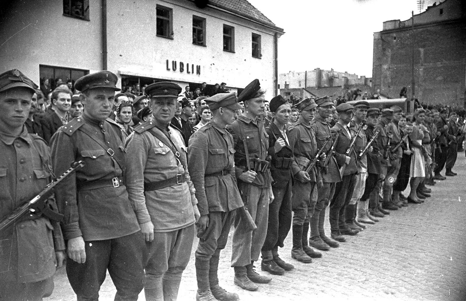 3 июля 1944 г. 1944 Год армия Людова Польша. Армия Крайова и армия Людова. Польская армия Людова. Гвардия Людова.