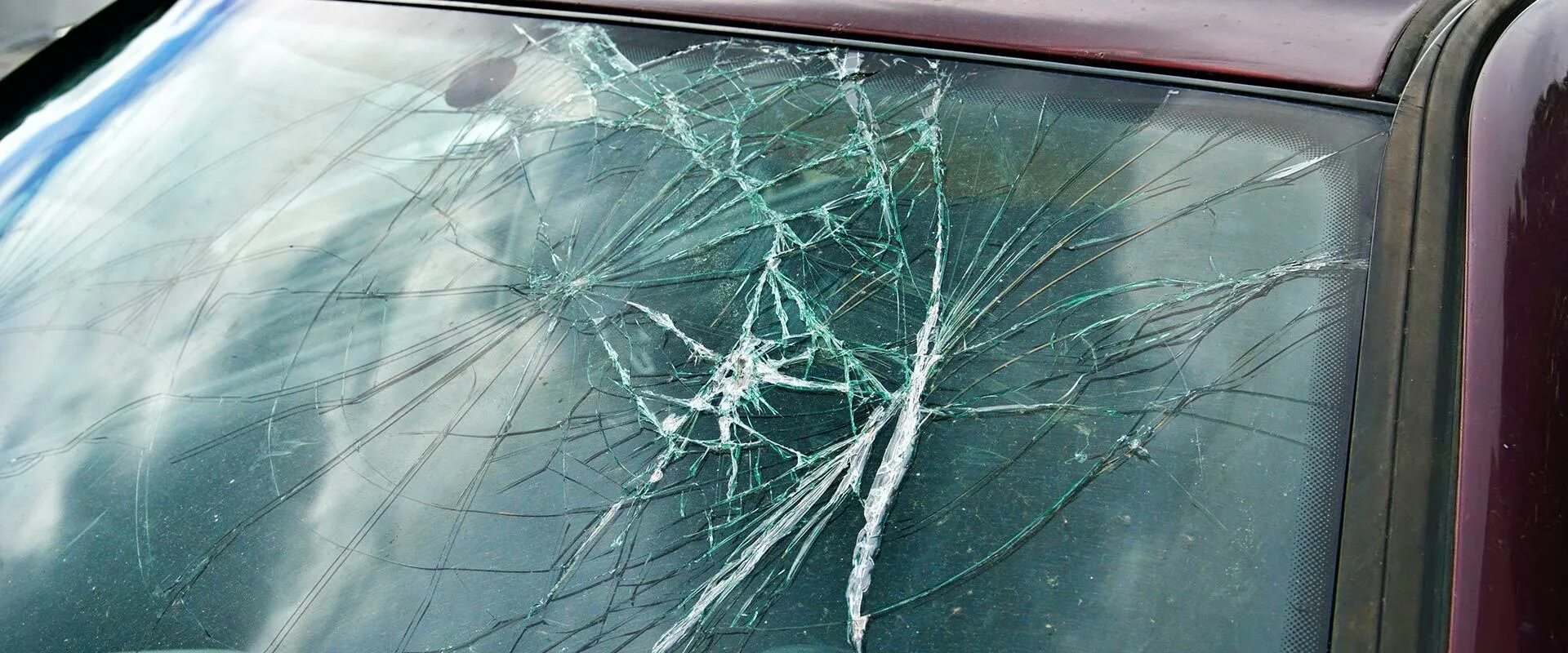 Задать разбитый. Разбито лобовое стекло. Треснутое стекло. Треснутое лобовое стекло. Разбитое автомобильное стекло.