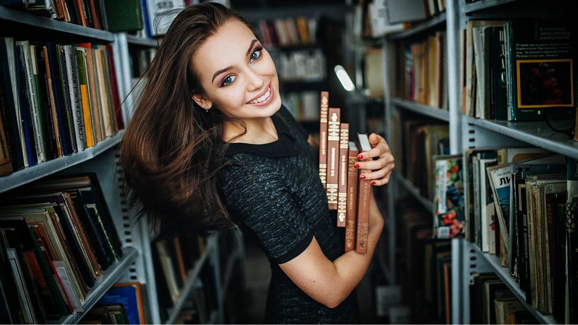 Woman library. Умная девушка. Девушка с книгой. Девушка в библиотеке.