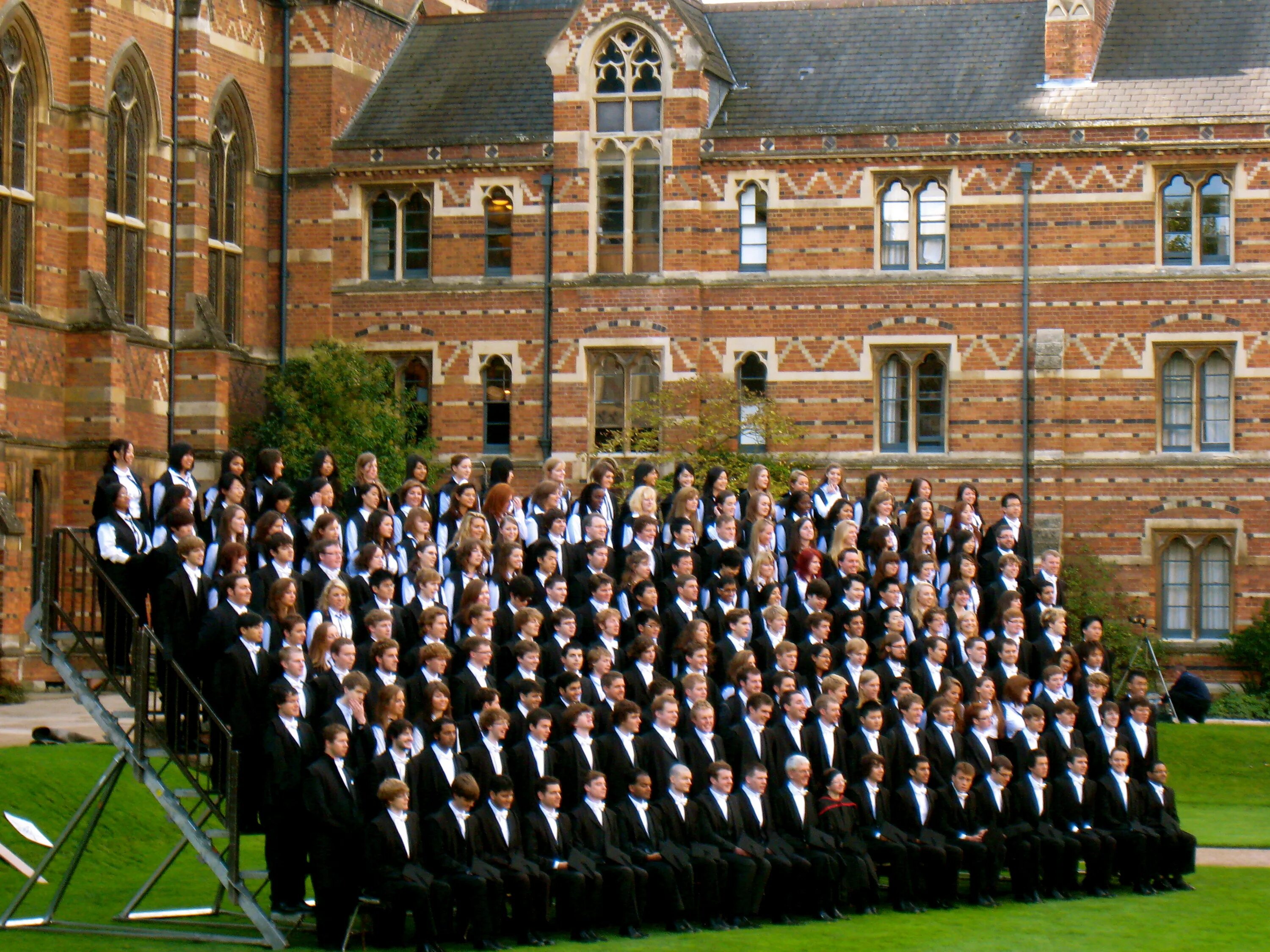 Students cambridge cambridge university. Оксфорд Великобритания университет. Университеты Оксфорда и Кембриджа в Англии. Гарвард Стэнфорд Принстон Йель знаменитые американские университеты. Оксфорд Кембридж Гарвард.