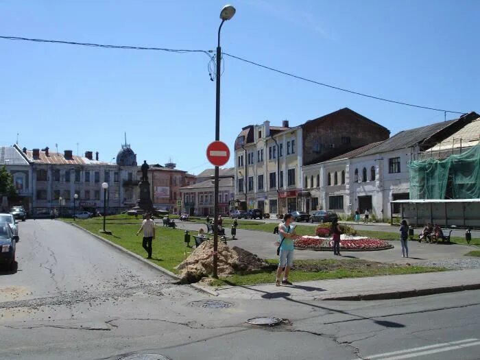 Площадь рыбинского. Красная площадь Рыбинск. Рыбинск площадь. Красная площадь Рыбинск до реконструкции. Красная площадь в Рыбинске 2000год.