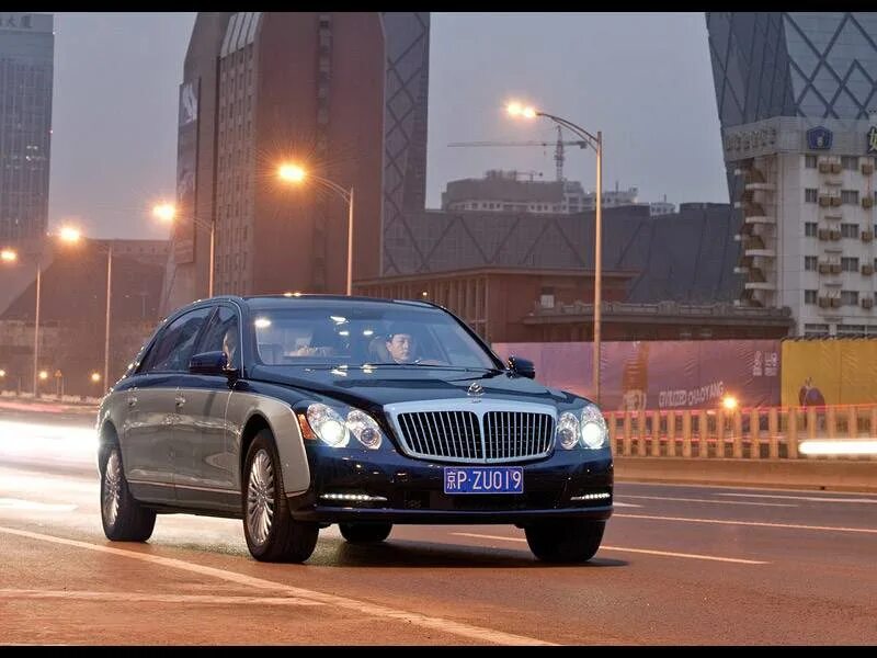 Mercedes-maybach s62. Водитель на майбахе. Maybach 223. Майбах лого. Майбах.