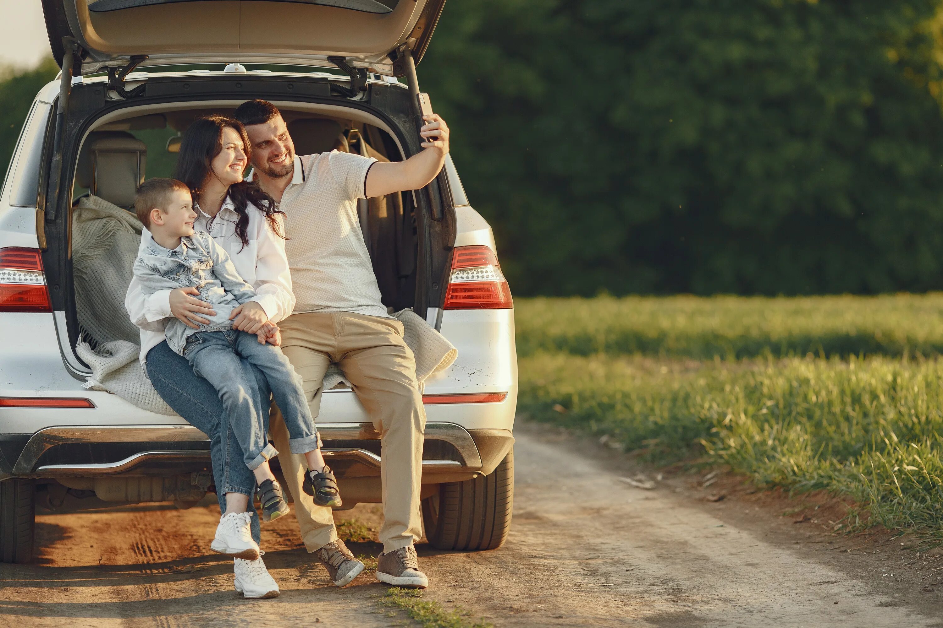 Dad a new car. Семейная машина. Путешествие с семьей. Семья с автомобилем. Семейная машина для путешествий.