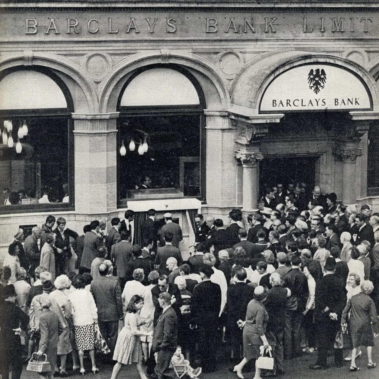 First atm. Первый в мире Банкомат 1967. Джордж СИМДЖЯН Банкомат. Первый Банкомат в Лондоне. Первый в мире Банкомат 1939.