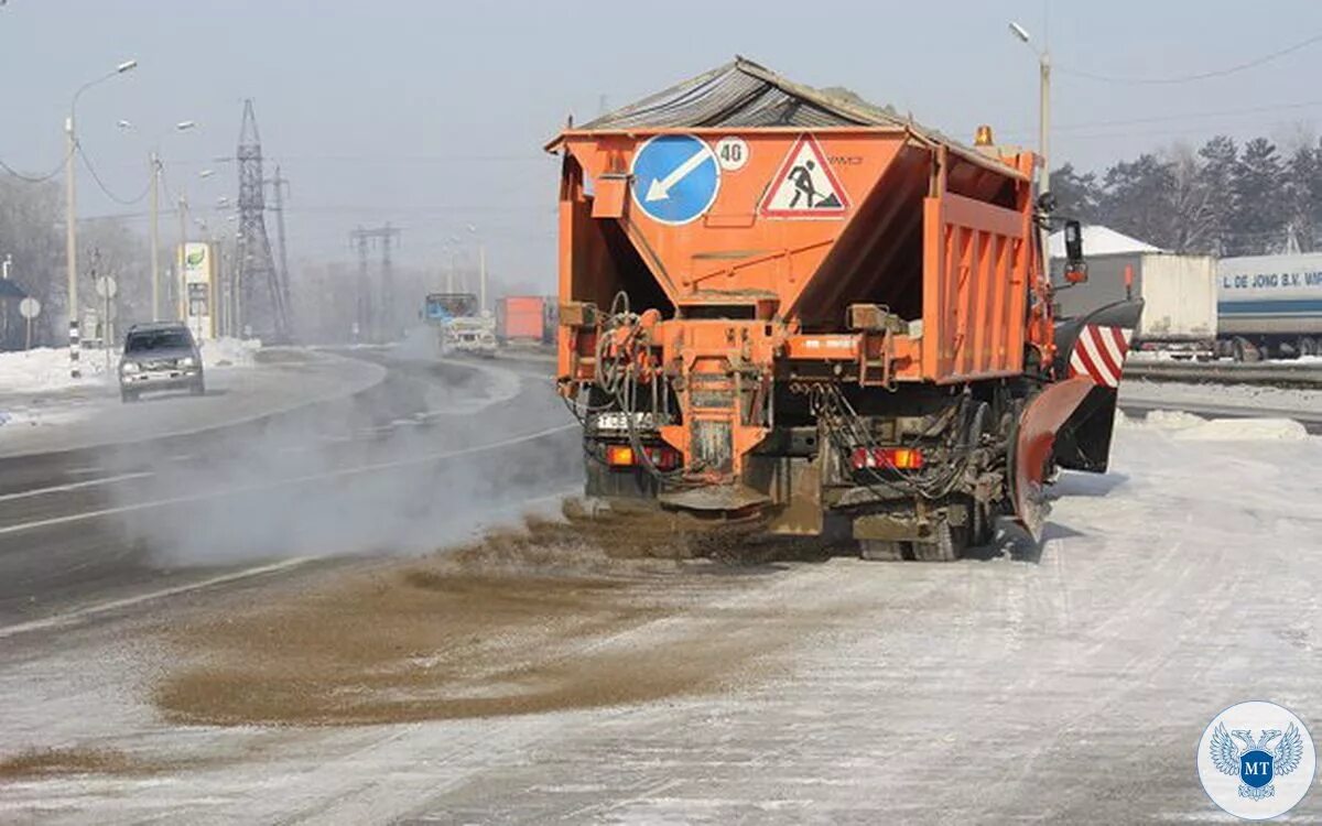 песок на дороге зимой. посыпать лед песком. песок на дороге зимой. песок на дороге зимой. машина для посыпки дорог песком.