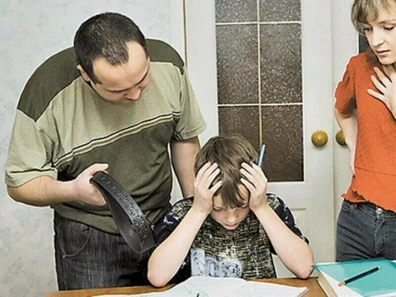 Сын учит уроки. Сын учит уроки