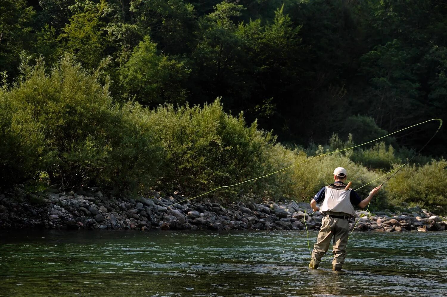 Рыбалка на речке. Рыбак на речке. Рыбалка на горной реке. Рыбалка на озере.