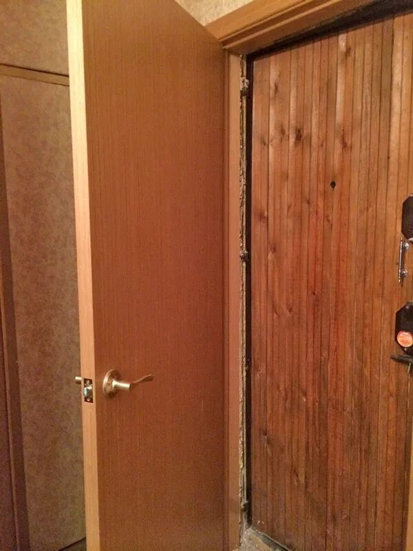 Вторая входная дверь. Двойная входная дверь в квартиру. Вторая входная деревянная дверь в квартиру. Железные двойные двери входные для квартиры.