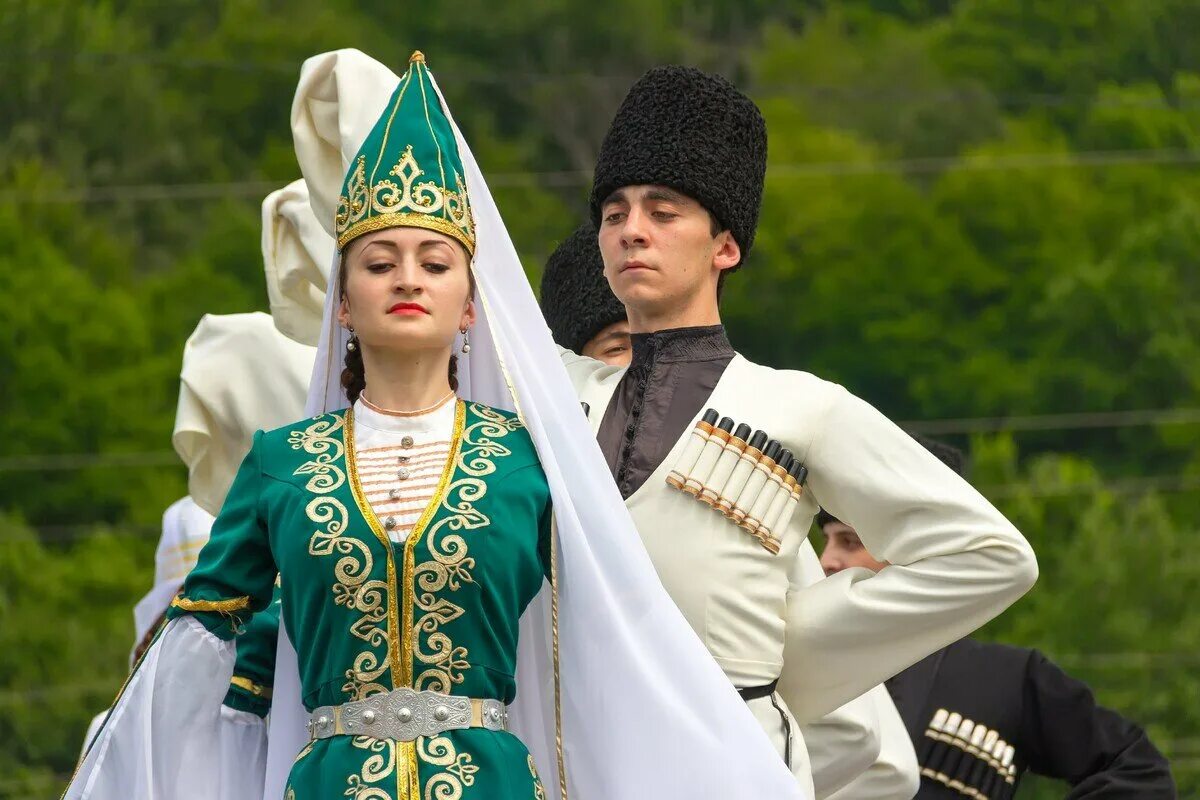 Татары северный кавказ. Национальный костюм Адыги-шапсуги. Убыхи, шапсуги, Адыги. Кабардинцы адыгейцы шапсуги. Адыги Черкесы кабардинцы.