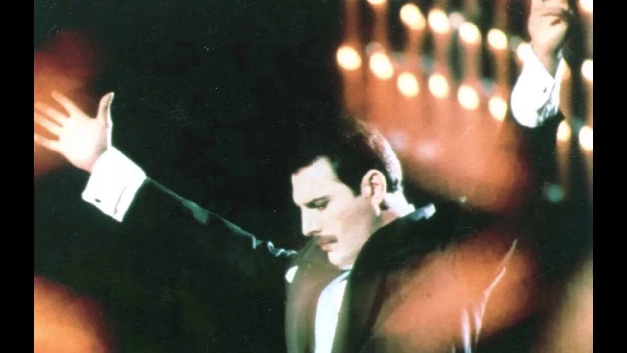 Фредди Меркури show must. Forever Freddie Mercury. Freddie Mercury who wants to Live Forever. Меркьюри шоу маст гоу он. Песни фредди меркури шоу