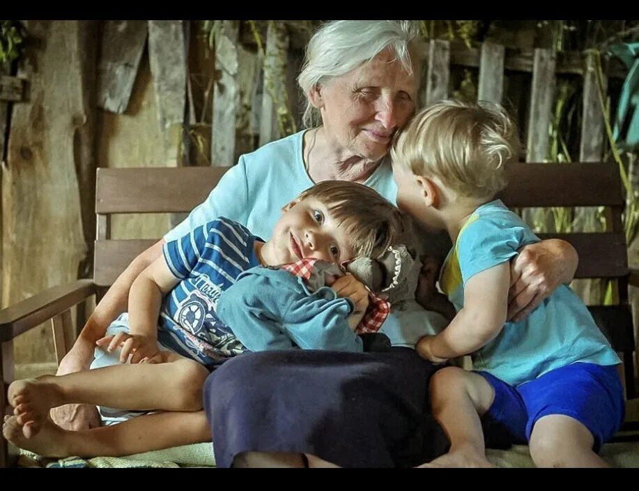 Опекунство внука над бабушкой. Бабушка и внуки. Бабушка дедушка и внуки. Бабушка с внуками картинки. Русских детей воспитывают бабушки.