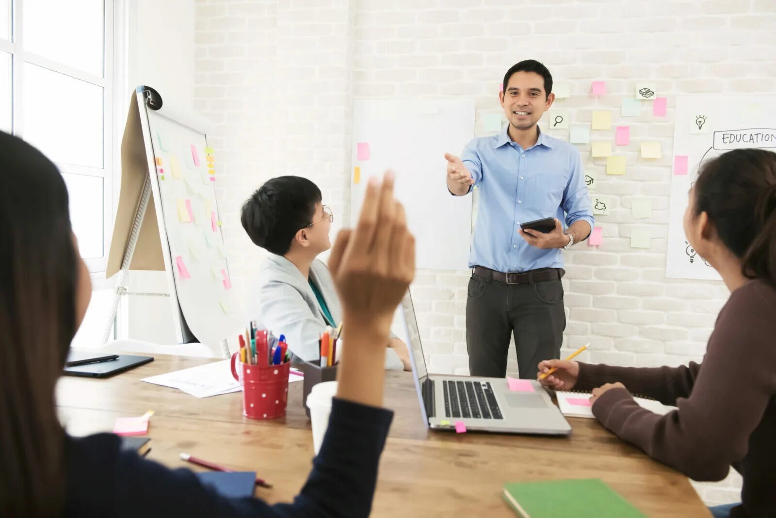 The teacher all the questions. Преподаватель и Азиат студент. Учитель задает вопрос фото. Teacher asking. Учитель задает вопрос тень.