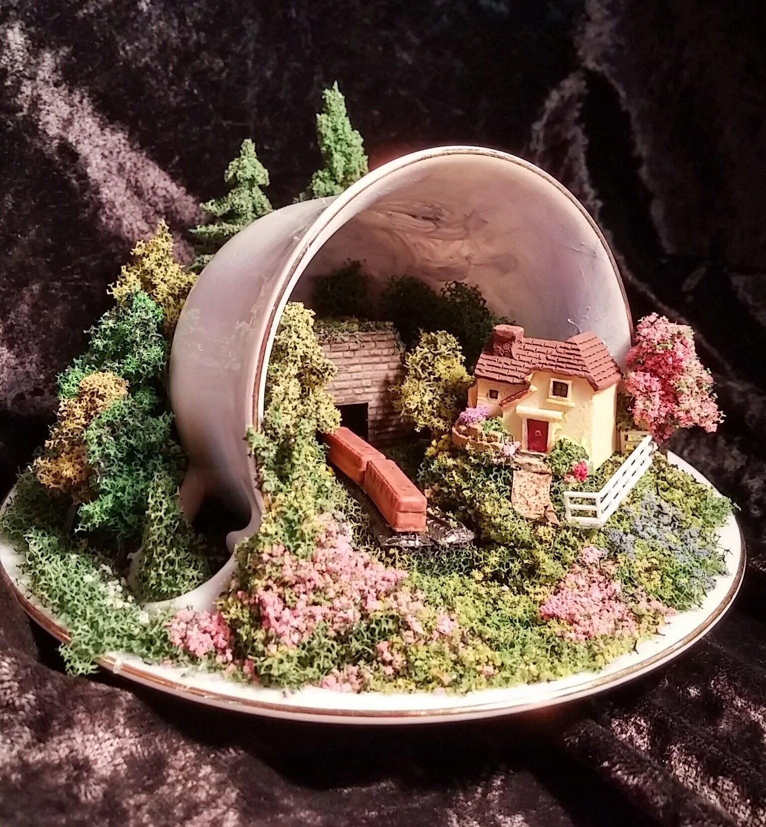 Домик из палочек от дерева. Миниатюра в грецком орехе. Миниатюры из дерева. Домик в грецком орехе. Миниатюра в скорлупке от грецкого ореха.