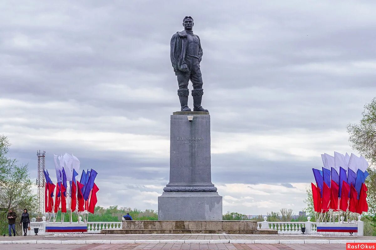 Чкалов памятник Оренбург. Город Оренбург, памятник Чкалова. Город Оренбург Чкалов памятник. Памятник Валерию Чкалову в Оренбурге. В каком году оренбург переименовали в чкалов