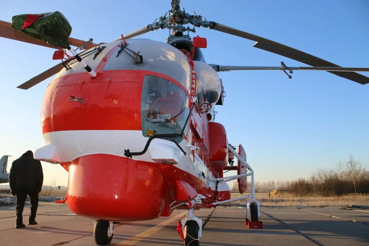 Вертолет для тушения пожаров. Пожарный вертолет ка 32. Пожарно-спасательный вертолет ка-32а. Красный вертолет Остафьево. Вертолеты ка-32 Московский авиационный.