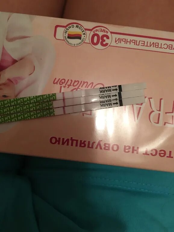 Может ли тест на овуляцию быть. Тест на овуляцию. тест на овуляцию за день до месячных. тест на овуляцию после овуляции. тесты на овуляцию при поликистозе.