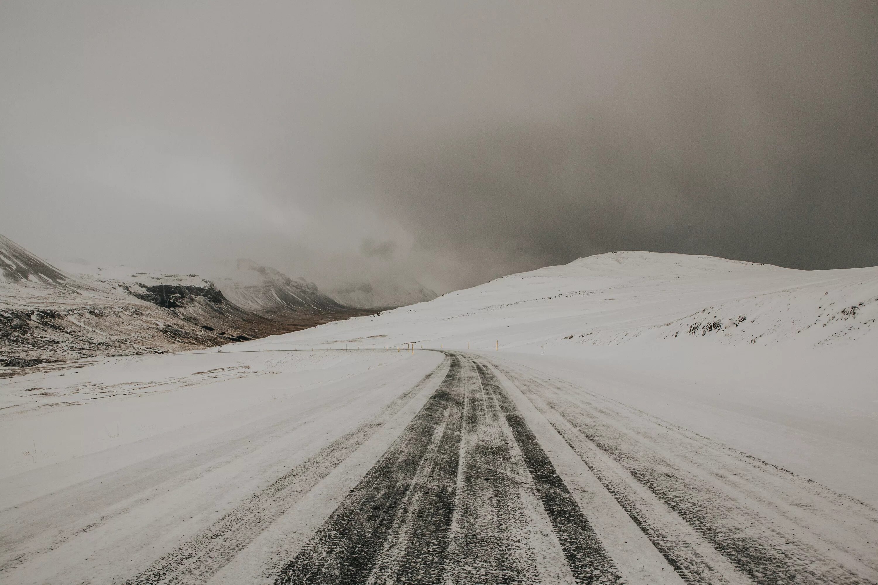 На дороге снег лежит. Зимняя дорога. Заснеженная дорога. Снег на дороге. Дорога в горах зимой.