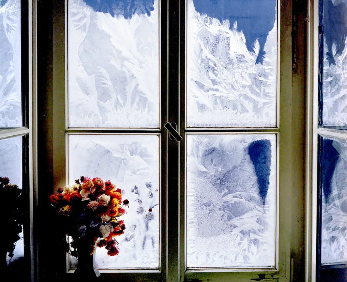 Замерзшие окна зимой