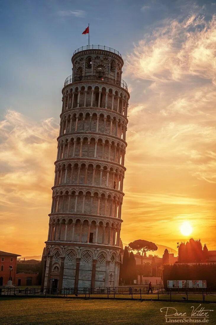 Пизанская башня Пиза. Падающая башня в Пизе, Италия. Достопримечательности Италии Пизанская башня. Колизей и Пизанская башня. Башня