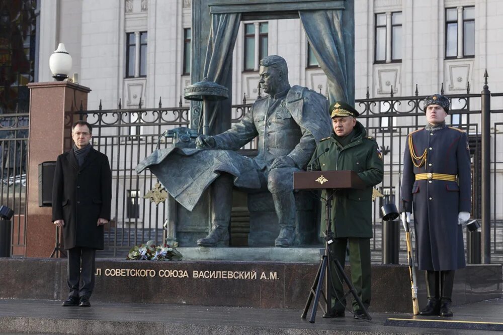 Глава военно исторического общества. Памятник маршалу Василевскому в Москве Фрунзенская набережная. Памятник маршалу советского Союза Александру Василевскому. Памятник у Минобороны на Фрунзенской набережной. Памятники у здания Министерства обороны на Фрунзенской набережной.