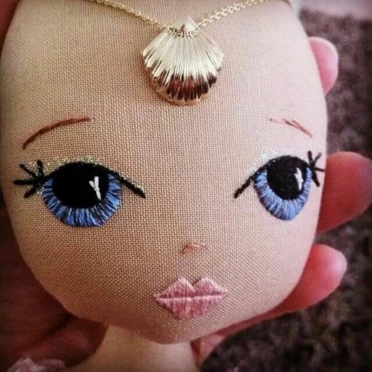вышивка лица куклы. лицо тряпичной куклы. вышить лицо кукле из ткани.