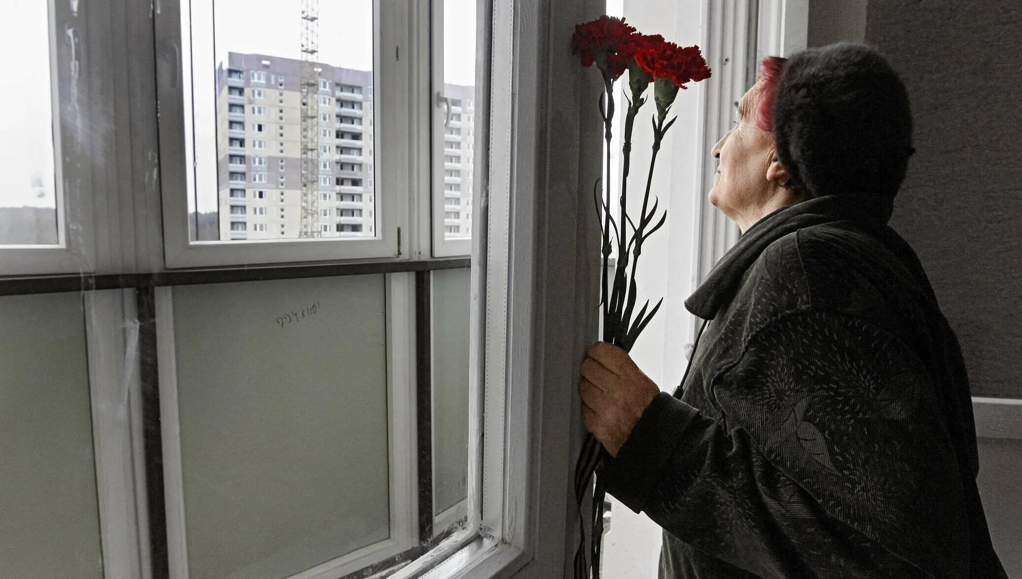 Очередь ветеранов на квартиру. Квартира ветерана. жилье для ветеранов фото. жилье ветеранам вов. ветеран у окна.