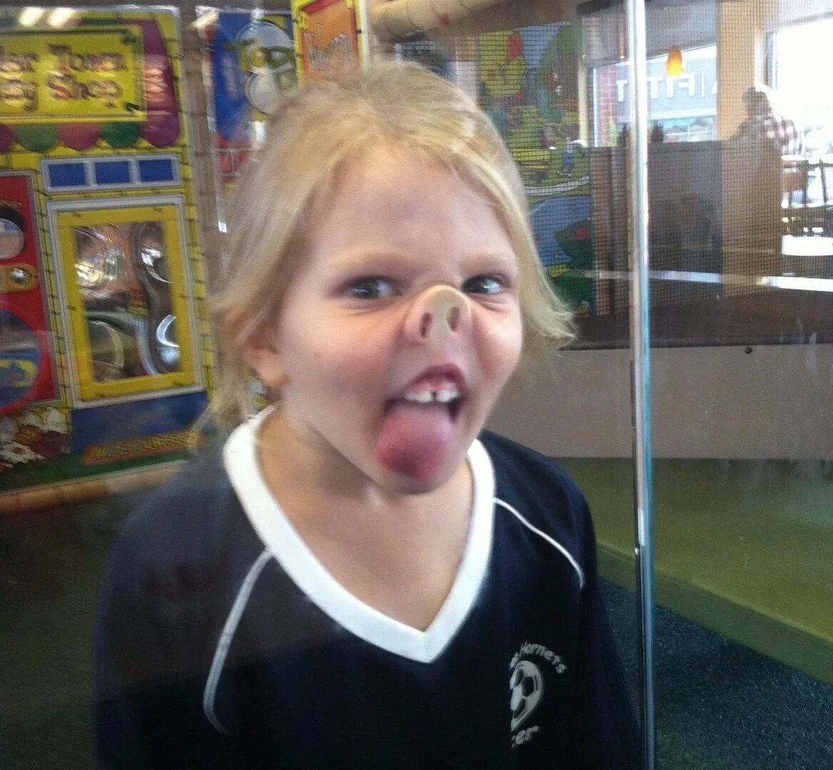 Девочка улыбается мем. Маленькая девочка улыбка мем. Девочка улыбается на фоне горящего. Смешная девочка мем. Смешная девочка мем.