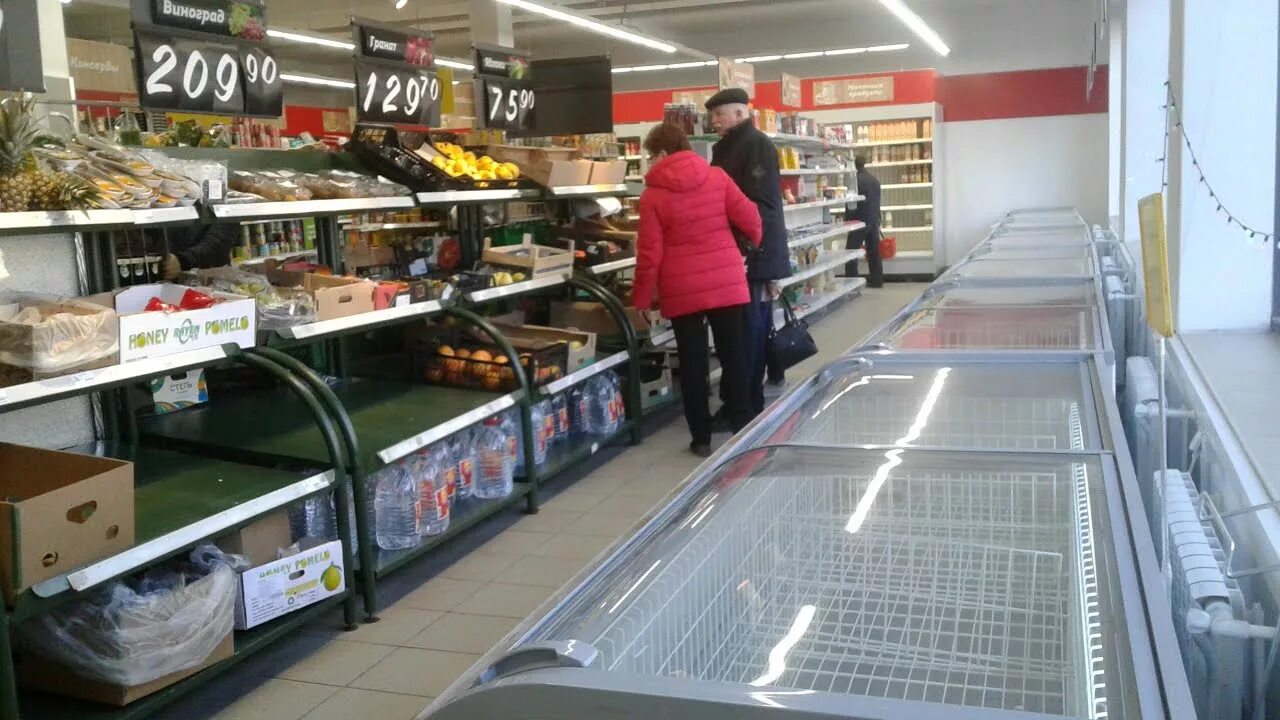 Саратовцы жалуются на полупустые полки магазинов. Минсельхоз призвал регионы дел
