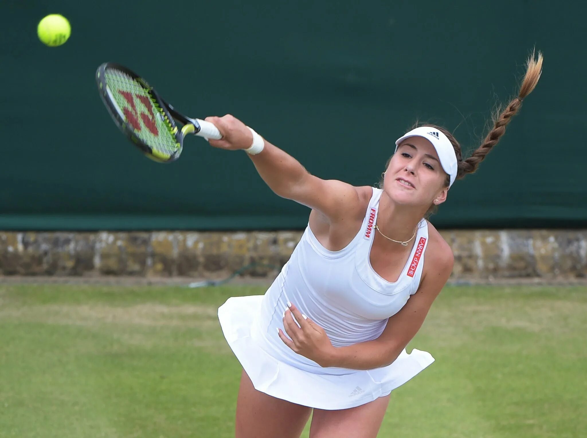 She plays tennis well. Бенчич в купальнике.