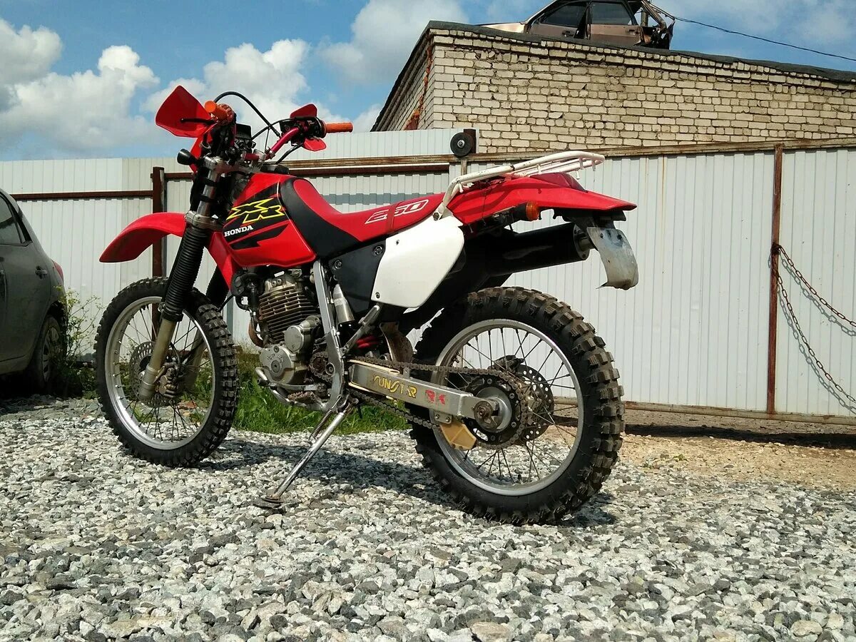 Хонда хр. Honda XR 250 2000. Хонда эндуро XR 250. Honda xr250 красная. Хонда хр 250 кубов эндуро.