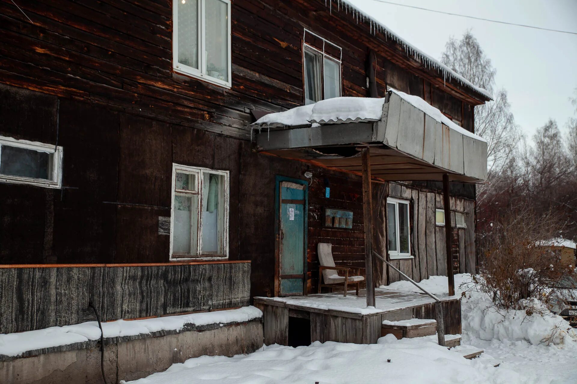 Расселение тюмень. Оловянникова 26 Тюмень. Оловянникова 27 Тюмень. Оловянникова 35 Тюмень. Снег на крыше на крылечке.