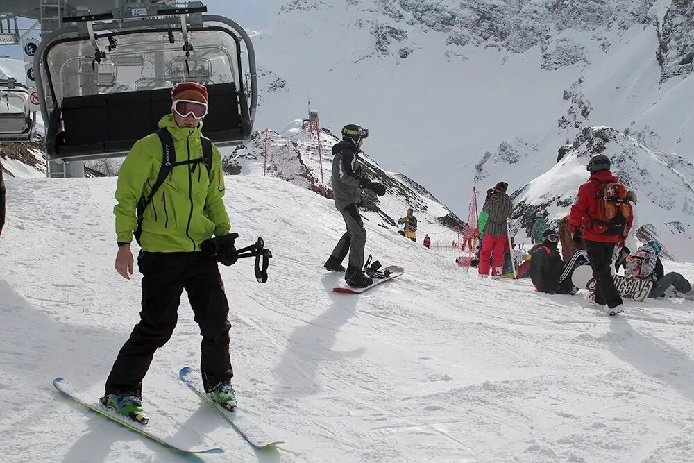 лыжники красная поляна. роза хутор горные лыжи. сочи красная поляна лыжи. катание на лыжах в сочи. роза хутор лыжники.