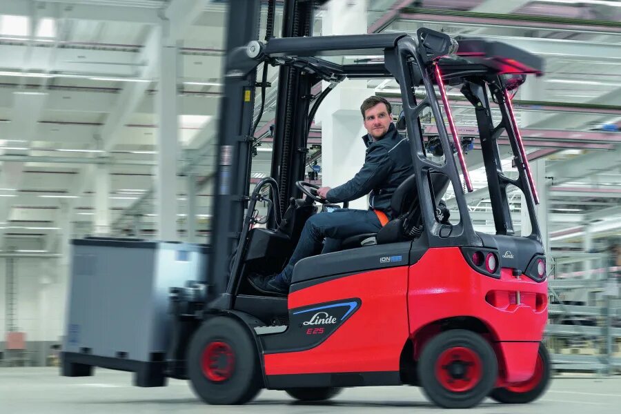 Погрузчик мекан. Автопогрузчик вилочный вакансия. Техника caterpillar вилочный погрузчик. Водитель погрузчика. Автопогрузчик вилочный вакансия.