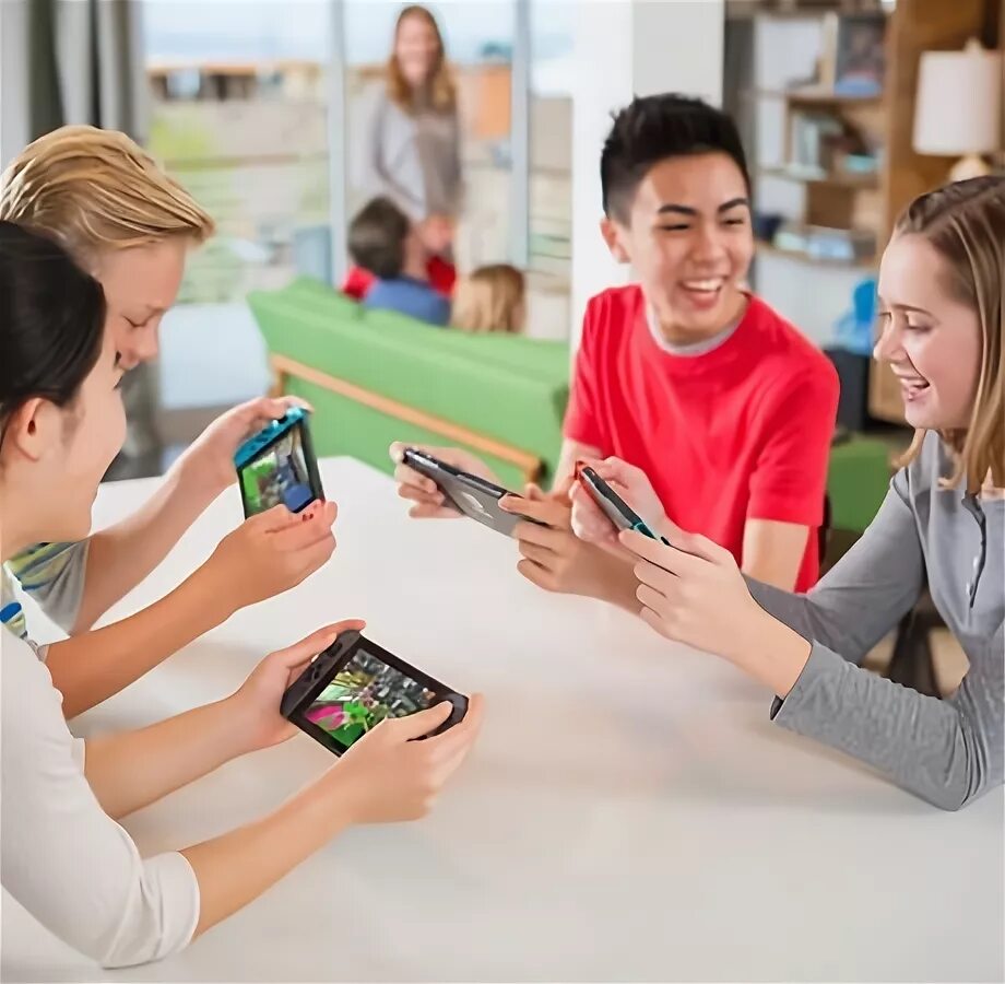 Playing at the same time. Человек с нинтендо. playing nintendo. play mobile games. people playing nintendo switch.