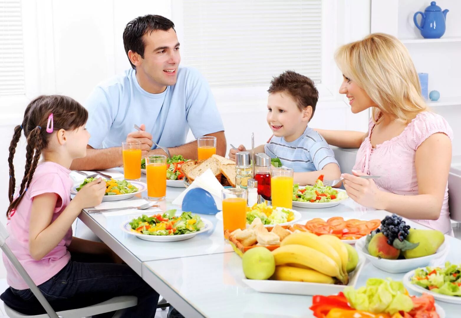 Правильное питание стол. Семья за столом. Семейный завтрак. Семейный ужин. Семья завтракает.