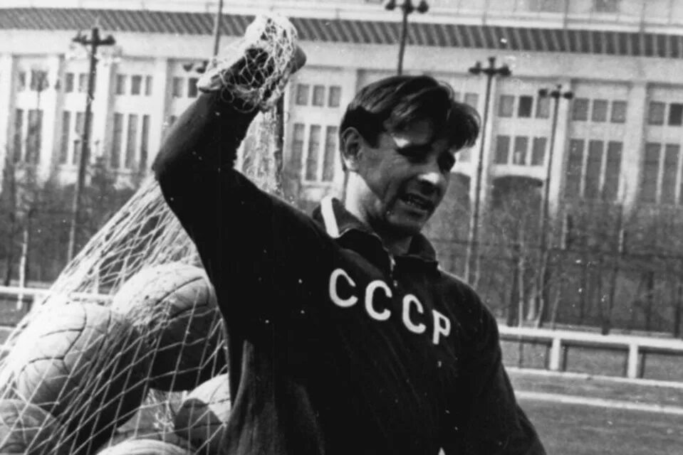 Самый лучший вратарь 20 века. Лев яшин. яшин вратарь. яшин лев иванович вратарь. лев яшин динамо.