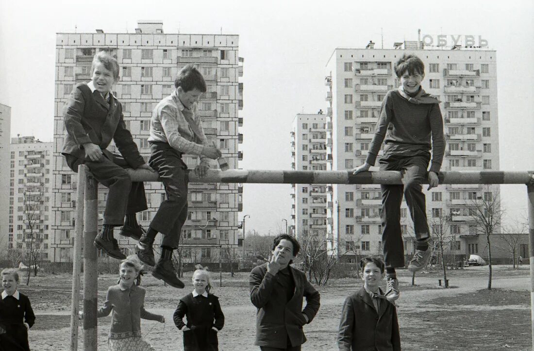 Двор 80-е СССР. Двор 70-х. Советские пацаны. Пацаны во дворе СССР. В советское время мужчины