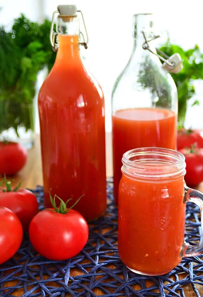 Простой рецепт сока из помидор. Томатопродукты томатный сок. Томатный сок на зиму. Томатный сок домашний. Сок из помидор.