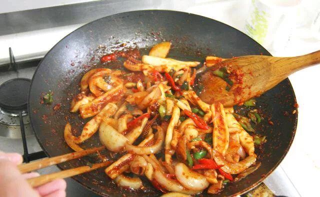 Приготовление кальмара жареные. Жареный кальмар. Кальмар на сковороде. Вкусные кальмары на сковороде. Жареные кальмары на сковороде с луком.