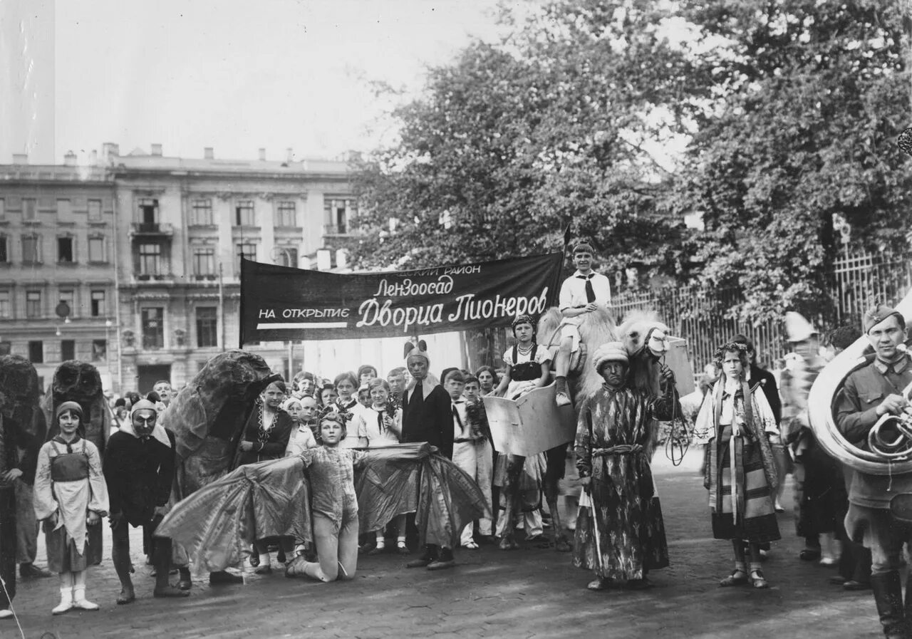 Адрес дворца пионеров в ленинграде 1942 году. Адрес дворца пионеров в ленинграде 1942 году. Жданова ленинград 1982. Аничков дворец ленинград. Госпиталь в ленинградском дворце пионеров (до 1937 — аничков дворец).