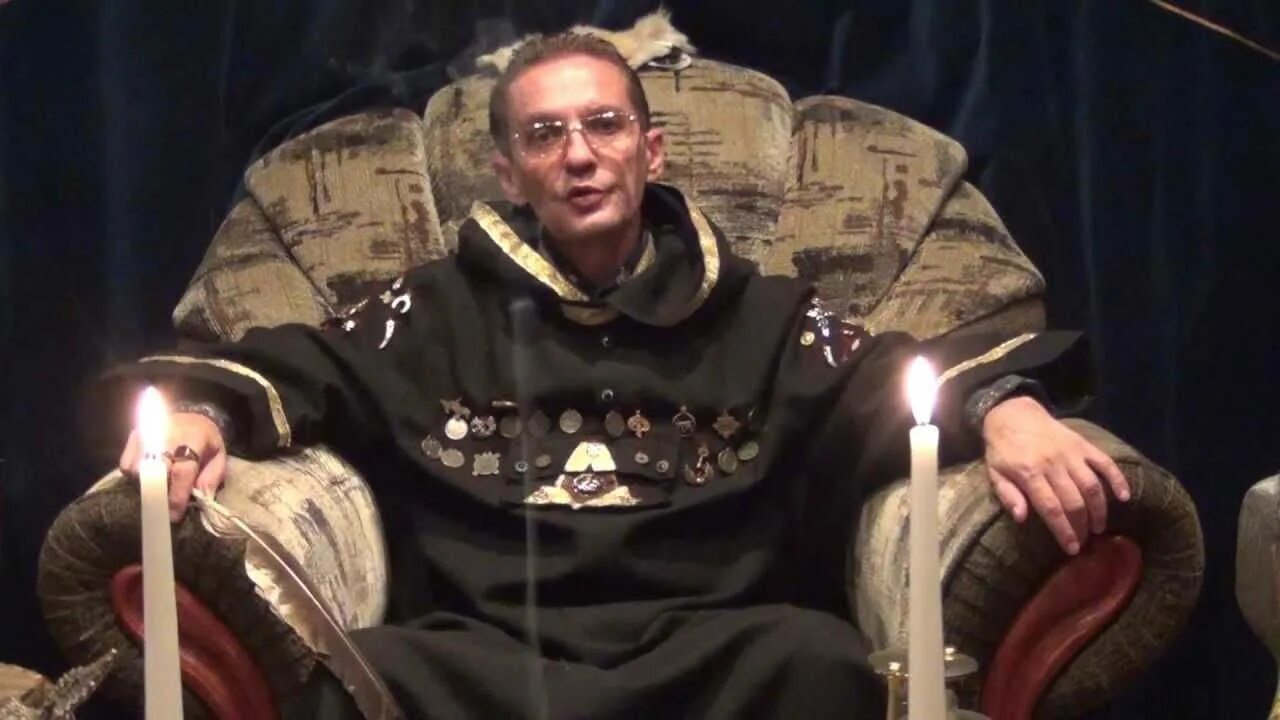 Магический шар экстрасенса. Колдун экстрасенс. Колдун потомственный. Маги мошенники список. Экстрасенсы шарлатаны.